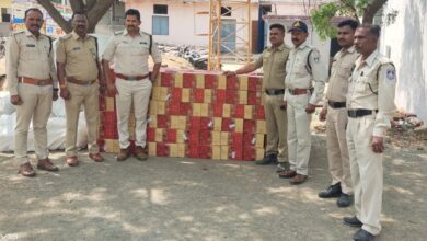 Photo of राजगढ़ पुलिस की अवैध शराब के विरुद्ध बड़ी कार्यवाही, अज्ञात पिकअप वाहन से 125 पेटी बियर की कीमत 6 लाख 60 हजा़र की किमत की भूसे की बोरियों के बीच छुपा कर ले जाई जा रही थी शराब।