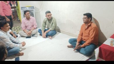 Photo of मांडव : कलेक्टर प्रियंक मिश्रा ने पत्रकार विष्णु यादव के निवास पर पहुंचकर शोक संवेदनाएं व्यक्त की..