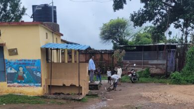 Photo of दसाई : स्कूल शिक्षक खुद खडे होकर बच्चो से गटर साफ करवा रहे है कैमरा देखकर बच्चों से रखवा दिया फावड़ा….